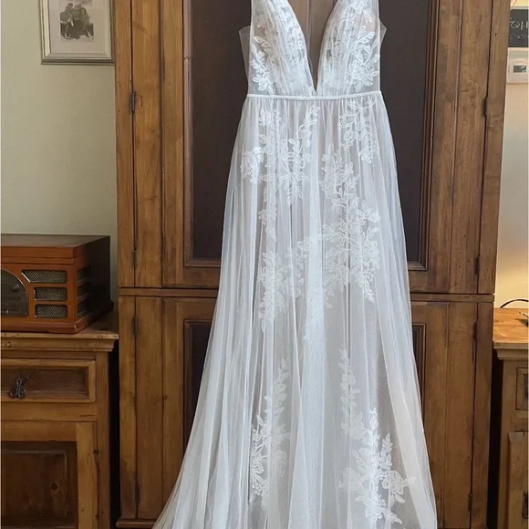 Allure Bridal new with tags wedding dresss